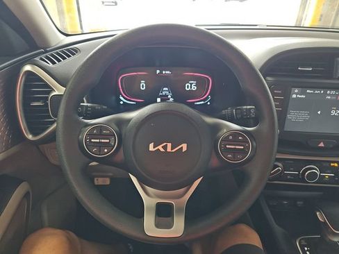 Certified 2025 Kia Soul LX w/ LX Technology Package FWD image 9