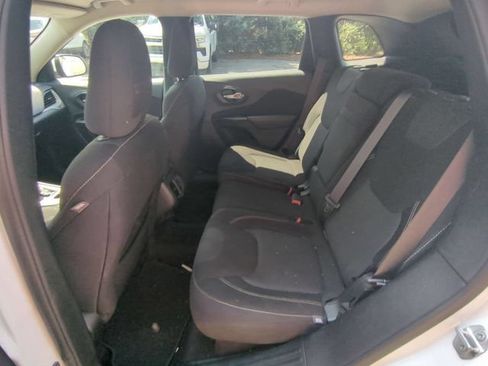 Used 2016 Jeep Cherokee Latitude FWD image 13