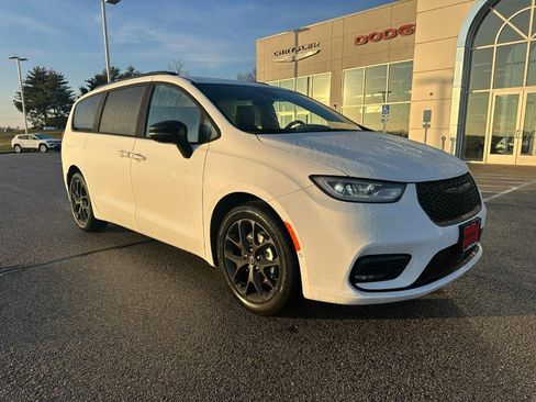 New 2026 Chrysler Pacifica Select w/ S Appearance Package image 2