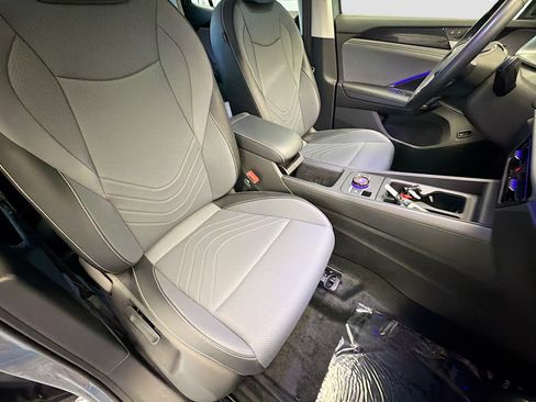 Used 2025 Volkswagen Tiguan SE FWD image 15
