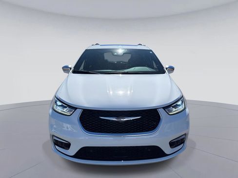 Used 2024 Chrysler Pacifica Pinnacle image 9