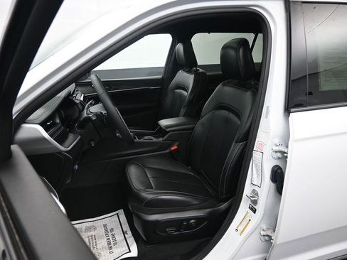 Used 2024 Jeep Grand Cherokee L Limited w/ Luxury Tech Group II AWD/4WD image 21