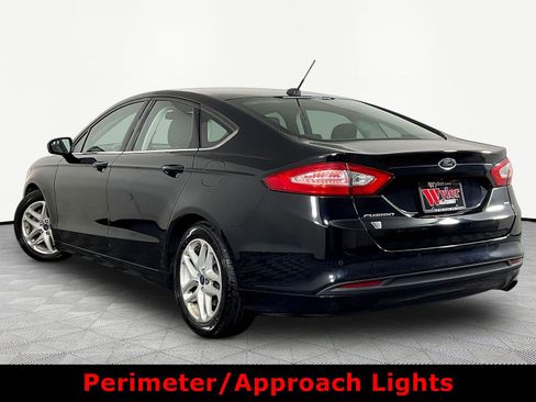 Used 2016 Ford Fusion SE FWD image 4