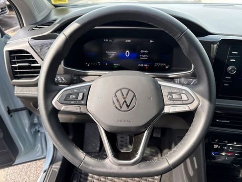 Certified 2025 Volkswagen Taos SE image 14