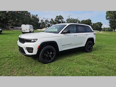 New 2025 Jeep Grand Cherokee Altitude image 13