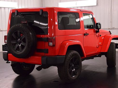 Used 2017 Jeep Wrangler Sahara w/ Dual Top Group AWD/4WD image 8