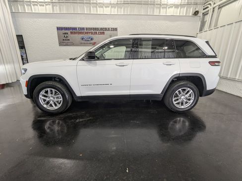 Used 2023 Jeep Grand Cherokee Laredo image 2
