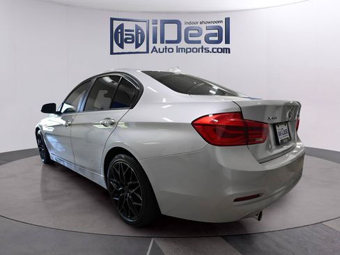 Used 2018 BMW 320i xDrive Sedan AWD/4WD image 3