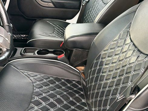 Used 2013 Jeep Wrangler Unlimited Sahara image 18