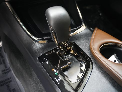 Used 2013 Toyota Avalon Limited w/ Technology Pkg FWD image 23