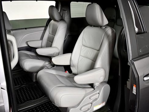 Used 2015 Toyota Sienna XLE image 32