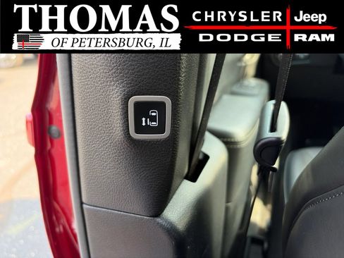 Used 2025 Chrysler Pacifica Select FWD image 24