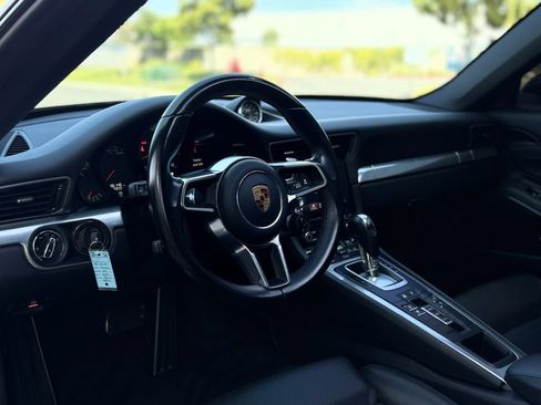 Used 2019 Porsche 911 Carrera 4 AWD/4WD image 22