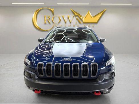 Used 2018 Jeep Cherokee Trailhawk image 3