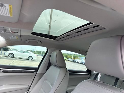 Used 2018 Volkswagen Passat 2.0T SE FWD image 11