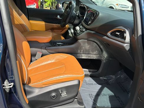 Used 2023 Chrysler Pacifica Pinnacle FWD image 13