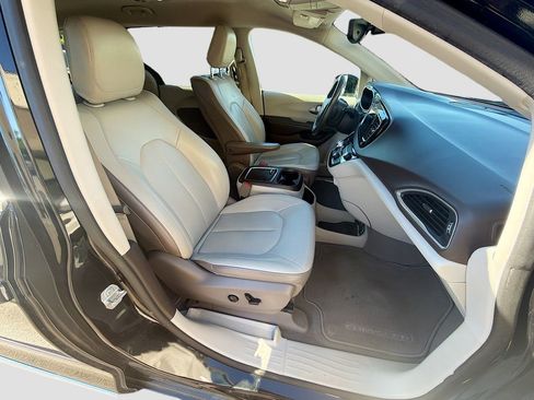 Used 2018 Chrysler Pacifica Touring-L Plus FWD image 15