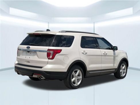 Used 2018 Ford Explorer XLT FWD image 6