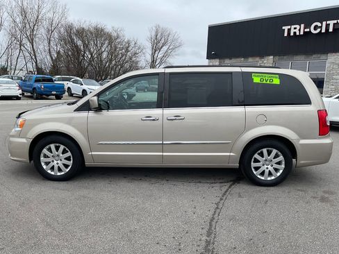 Used 2016 Chrysler Town & Country Touring w/ Driver Convenience Group image 3