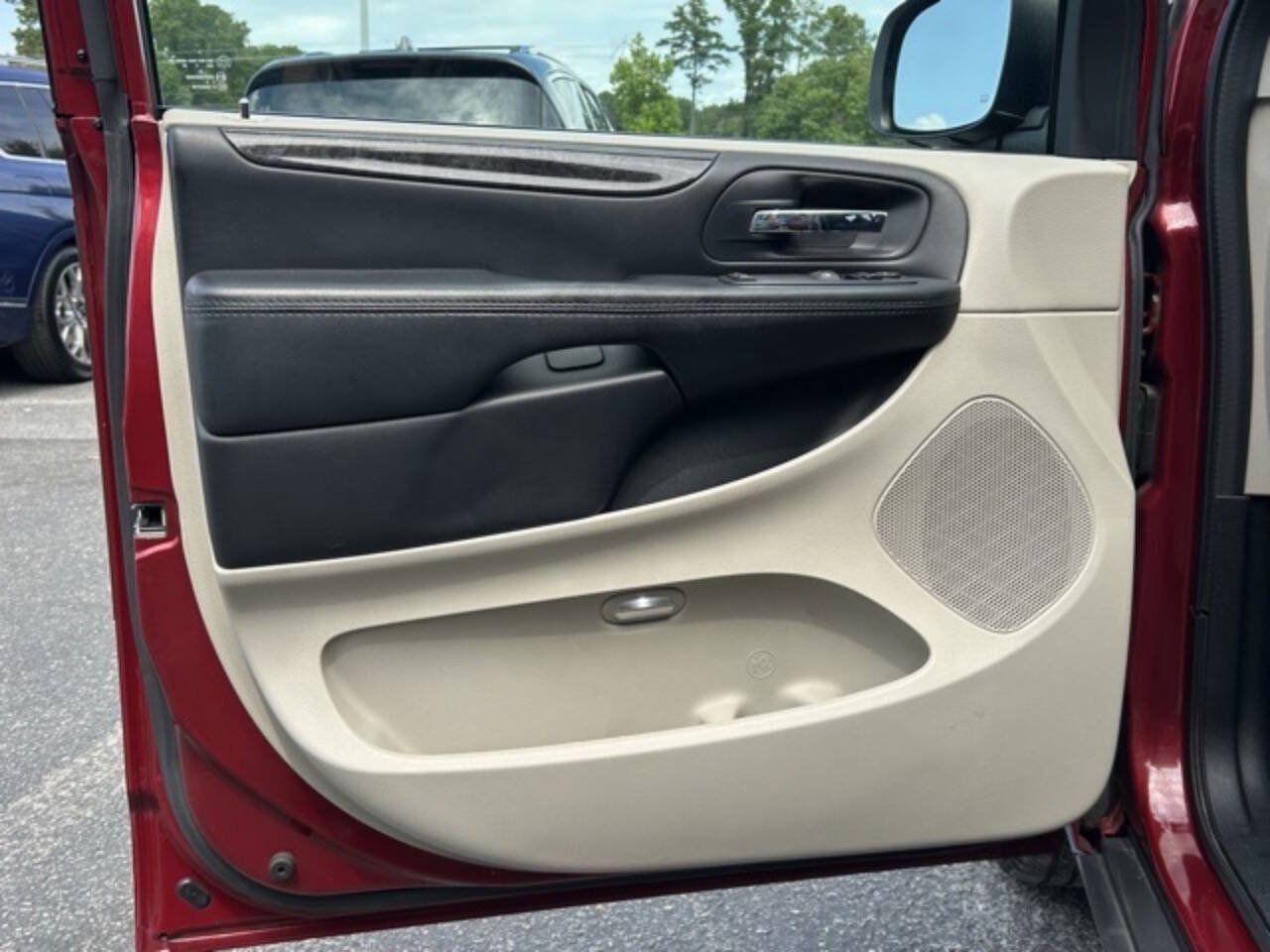 Used 2015 Dodge Grand Caravan American Value Package w/ UConnect Hands-Free Group FWD image 8
