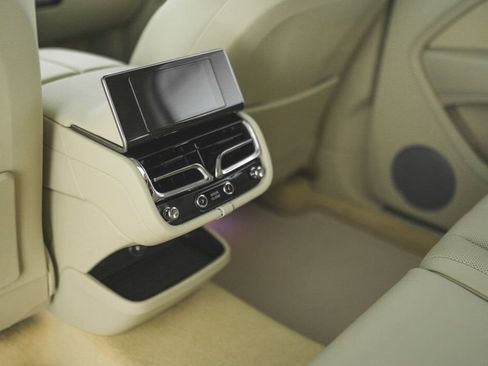 Used 2025 Bentley Bentayga Extended Wheelbase image 36