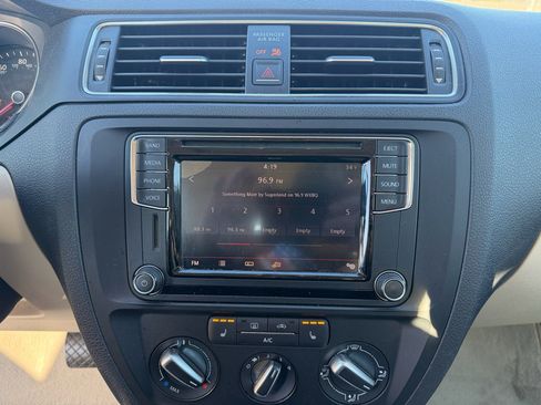 Used 2017 Volkswagen Jetta SE image 9