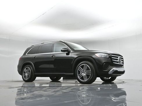 Used 2024 Mercedes-Benz GLS 450 4MATIC image 3