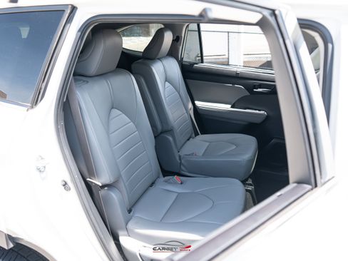 Used 2021 Toyota Highlander XLE AWD/4WD image 18