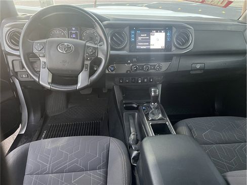 Used 2018 Toyota Tacoma TRD Sport image 9