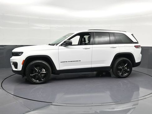Used 2024 Jeep Grand Cherokee Limited w/ Black Appearance Package AWD/4WD image 7