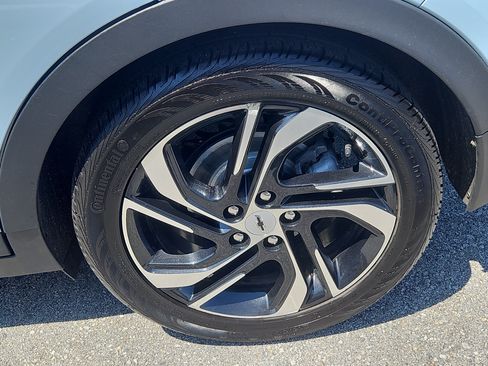 Used 2023 Chevrolet Bolt LT w/ Infotainment Package FWD image 28