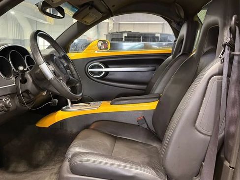 Used 2004 Chevrolet SSR w/ Preferred Equipment Group RWD image 9