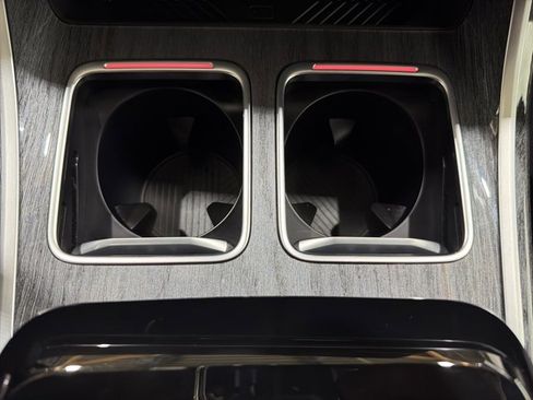 Used 2025 BMW 740i xDrive w/ Premium Package image 39