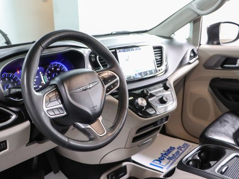 Used 2023 Chrysler Pacifica Touring-L FWD image 22
