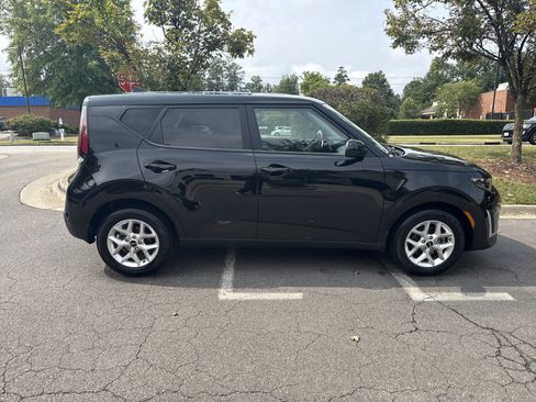 Used 2025 Kia Soul LX w/ LX Technology Package FWD image 11
