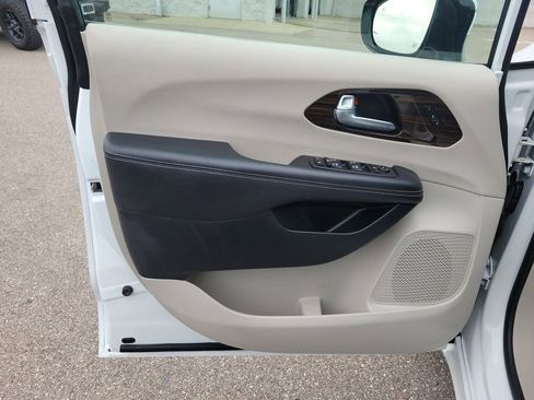 Used 2023 Chrysler Pacifica Limited FWD image 19