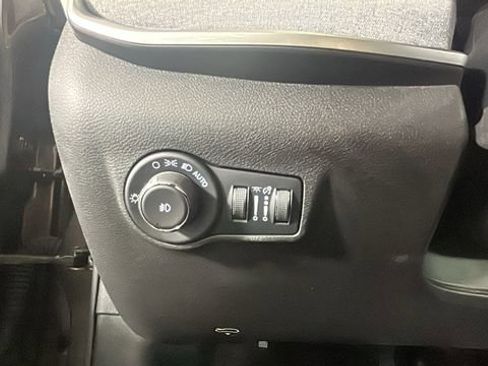 Used 2024 Jeep Compass Latitude w/ Sun and Sound Group AWD/4WD image 19