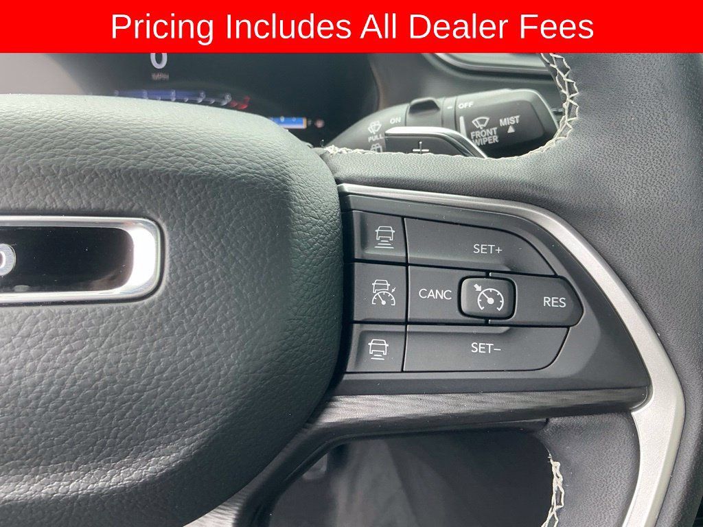 Used 2025 Jeep Grand Cherokee Altitude RWD image 16
