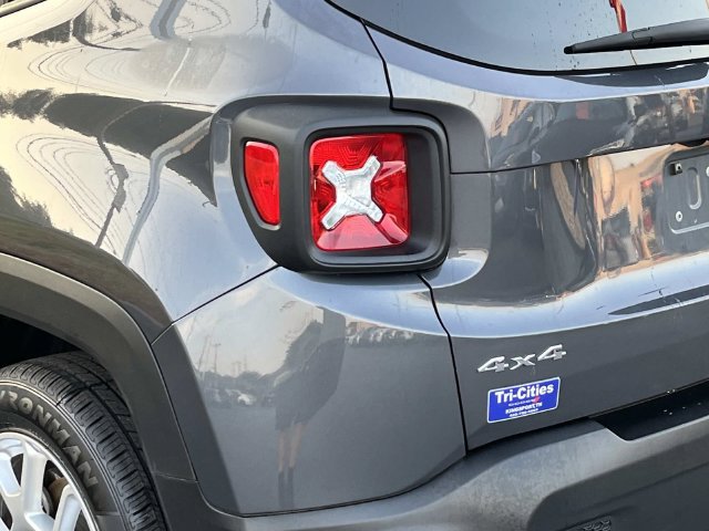 Used 2023 Jeep Renegade Latitude AWD/4WD image 5