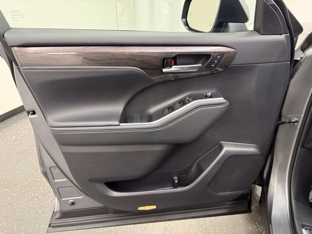 Used 2025 Toyota Highlander Platinum AWD/4WD image 11