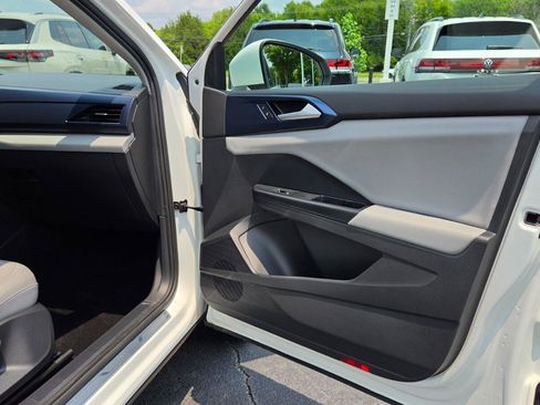 Certified 2022 Volkswagen Taos SE w/ Panoramic Sunroof Package AWD/4WD image 49