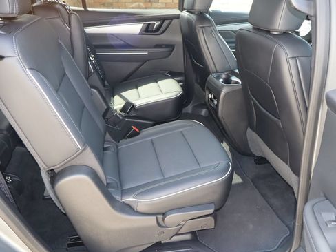 Used 2025 Buick Enclave Preferred FWD image 18