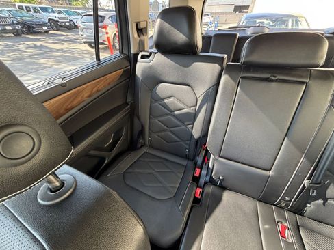 Used 2025 Volkswagen Atlas SE image 40