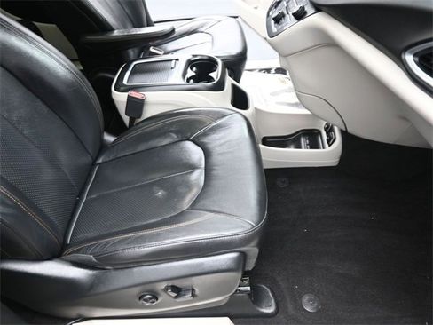 Used 2018 Chrysler Pacifica Touring-L Plus w/ Tire & Wheel Group image 28