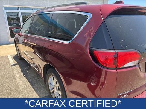Used 2017 Chrysler Pacifica Touring-L FWD image 3