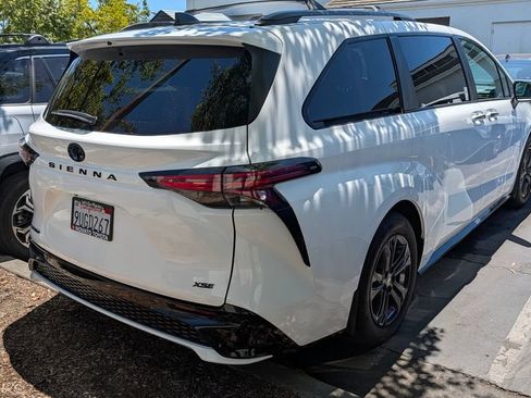 Used 2025 Toyota Sienna XSE w/ XSE Plus Package AWD/4WD image 4