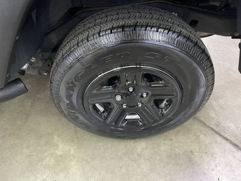 Used 2018 Jeep Wrangler Unlimited Sport w/ Connectivity Group AWD/4WD image 12