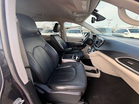 Used 2020 Chrysler Pacifica Touring-L image 22
