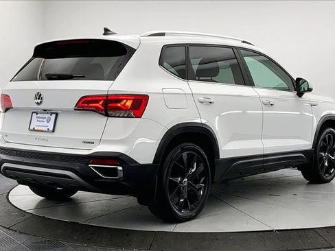 Certified 2022 Volkswagen Taos SE w/ Panoramic Sunroof Package image 11