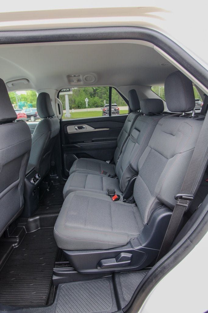 Used 2025 Ford Explorer Active AWD/4WD image 8